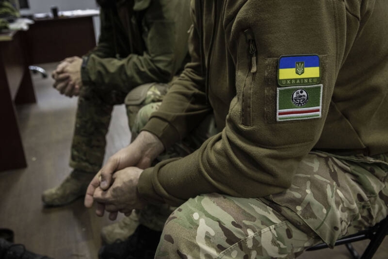 Ein muslimischer Verbündeter Kiews im Ukrainekrieg: Der Angehörige des Dschochar-Dudajew-Bataillons trägt an seiner Uniform sowohl die Farben und den Dreizack der Ukraine als auch die Flagge der Tschetschenischen Republik Itschkerien