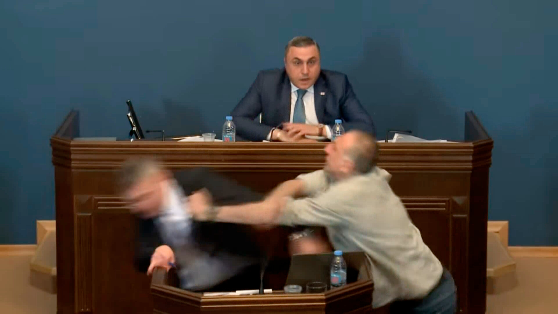 Schlagfeste Argumente live im Fernsehen: Der Abgeordnete Aleko Elisaschwili (r.) greift im georgischen Parlament einen Redner der Regierungspartei an, als dieser gerade das „Putin-Gesetz“ verteidigen will