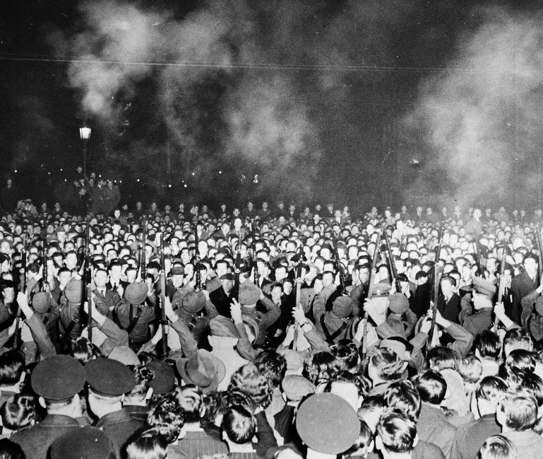 Am Ostermontag 1949 in Dublin: Der nun unbezweifelbare neue Status als unabhängige Republik außerhalb des britischen  Commonwealth wird mit Freudenfeuer begrüßt