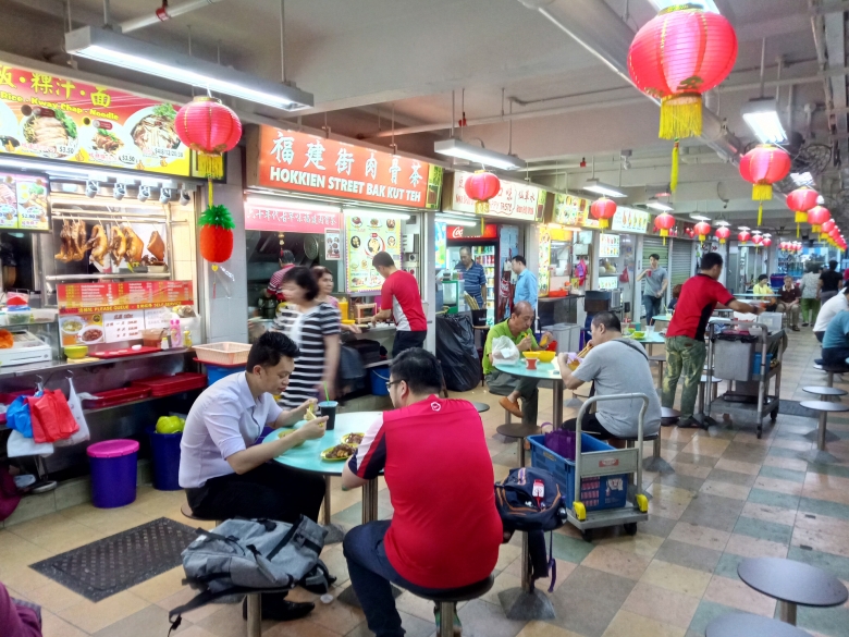 Gehören zur Lebenskultur Singapurs: Hawker-Stände in einem Wohnkomplex in Chinatown
