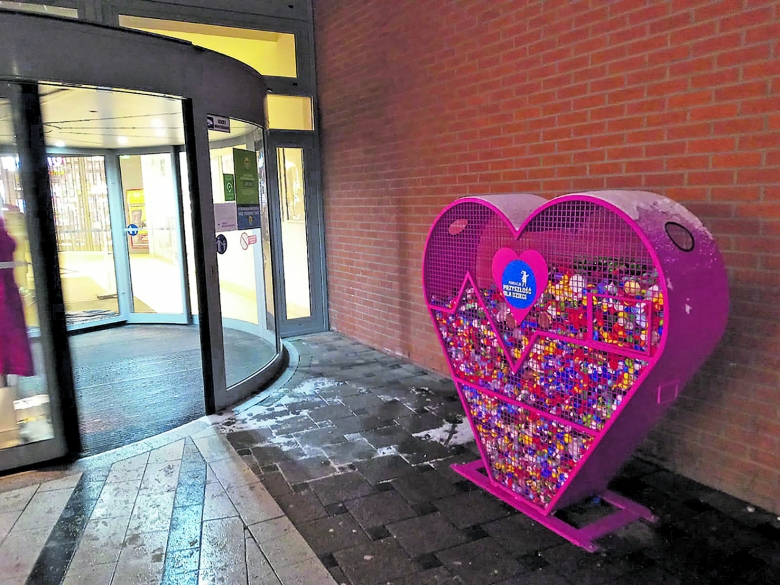 Ein pinkfarbenes Herz vor dem Einkaufszentrum: Sammelbox in Allenstein
