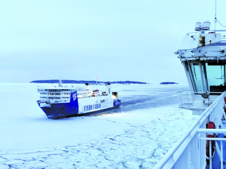 Die „MS Finnlady“ auf ihrer Eisfahrt über die Ostsee