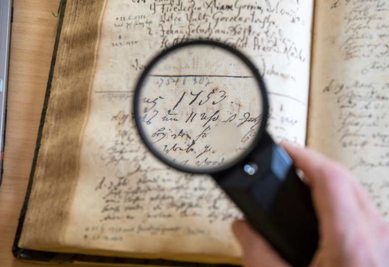 Mit der Lupe gesucht: Wer Genealogie betreibt, muss Einträge in alten Kirchenbüchern entziffern können