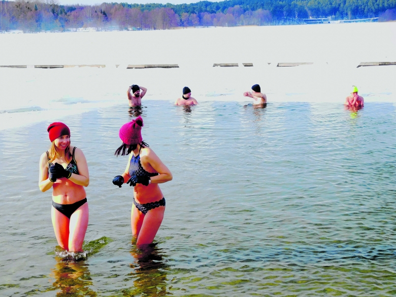 Die ersten Mutigen haben sich ins kalte Nass gewagt: Eis-Badestelle am Okullsee