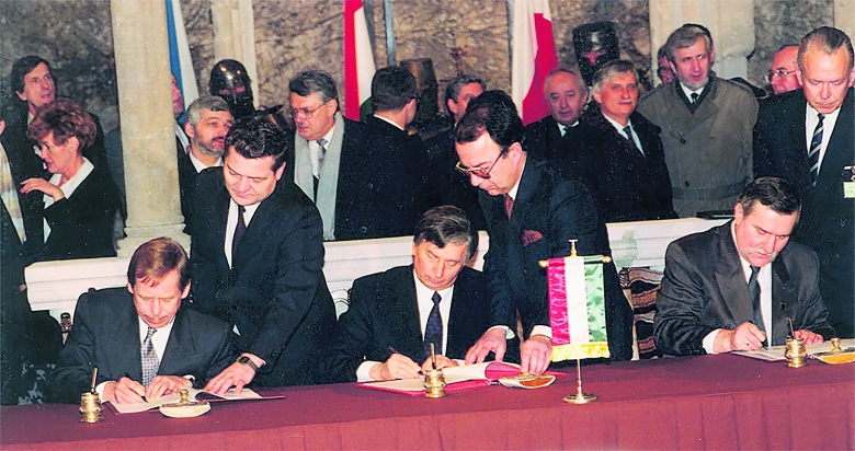Bei der Unterzeichnung der Absichtserklärung zur engeren Zusammenarbeit am 15. Februar 1991 auf der Oberen Burg von Visegrád: Der tschechoslowakische Präsident Václav Havel, der gastgebende ungarische Ministerpräsident József Antall und der polnische Präs