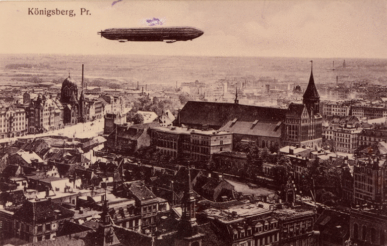 Symbol einer neuen Zeit: Einer der ersten Zeppeline überfliegt die Königsberger Altstadt (um 1910)