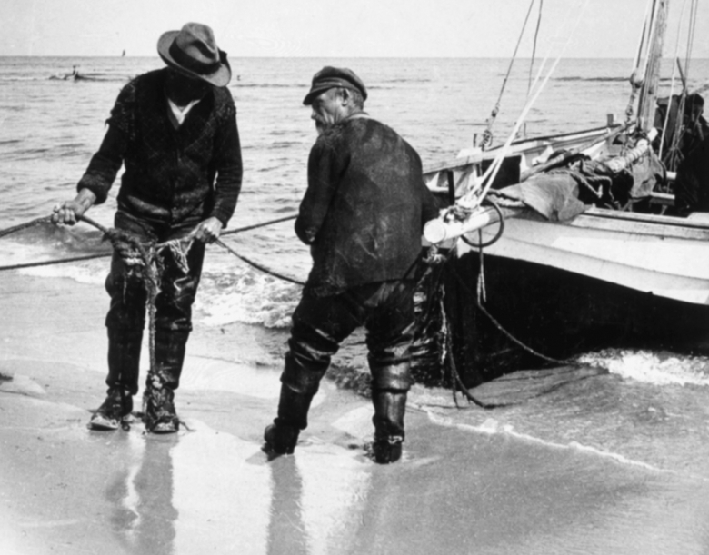 Nach erfolgreichem Fang: Heimkehrende Fischer in Pommern um 1930