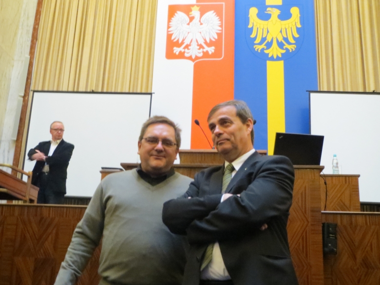 Vor dem Pult des Schlesischen Landtages in Kattowitz: Martin Lippa (l.) und Bernard Gaida