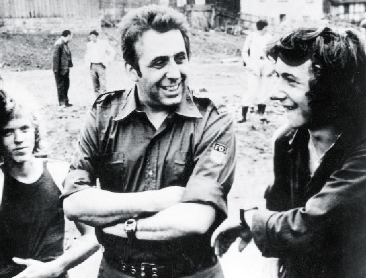 Mit Jugendlichen bei Arbeiten zur Bodenvermessung 1976 im Bezirk Suhl: Egon Krenz als Erster Sekretär im Blauhemd der FDJ