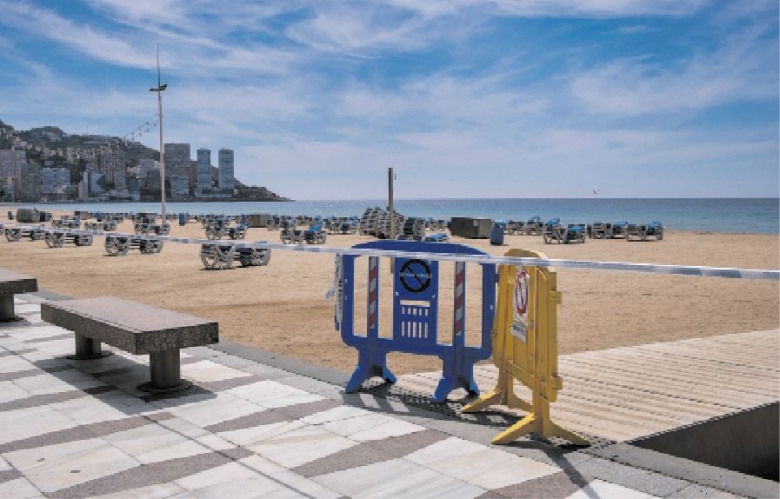 Leere Strände, wo sich sonst Sonnenhungrige tummeln: Abgesperrter Strandabschnitt an der Costa Blanca in Benidorm/Spanien