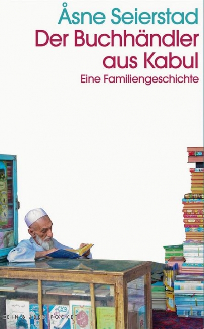 Åsne Seierstad: „Der Buchhändler aus Kabul. Eine Familiengeschichte“, Kein & Aber Verlag, Zürich 2020, broschiert, 352 Seiten, 13 Euro