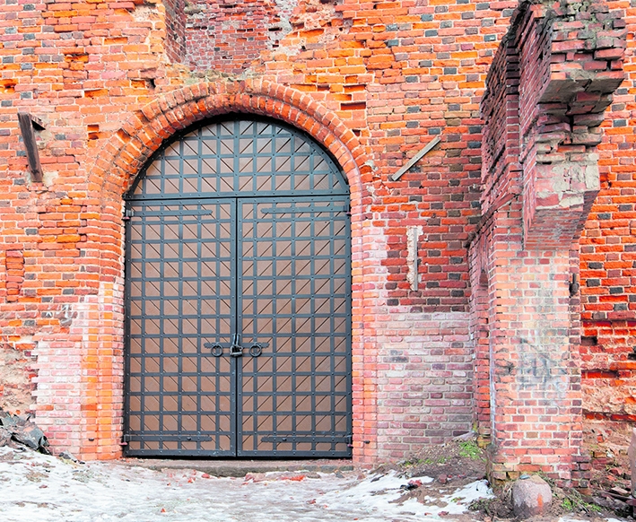 Ragniter Ordensburg: Ein originalgetreues Tor ziert den Eingang zu der Sehenswürdigkeit