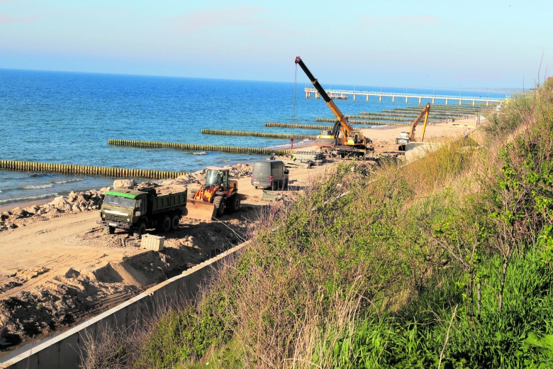 Baumaschinen, soweit das Auge reicht: Die Küstenschutzarbeiten am Cranzer Strand halten den Sommer über an