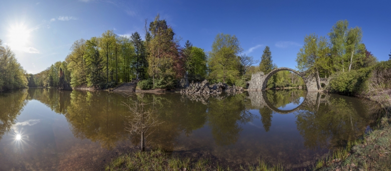 Beliebtes Fotomotiv: Die Rakotzbrücke am Rakotzsee im Rhododendronpark ist allerdings nicht begehbar