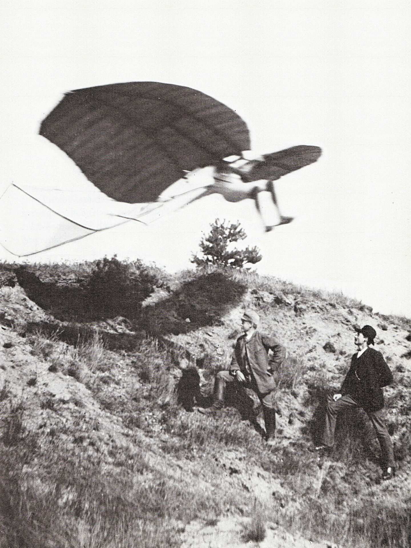 Carl Kassners machte 1891 die ersten Aufnahmen eines fliegenden Menschen: Otto Lilienthals Luftsprung am Spitzen Berg zwischen Derwitz und Krielow 