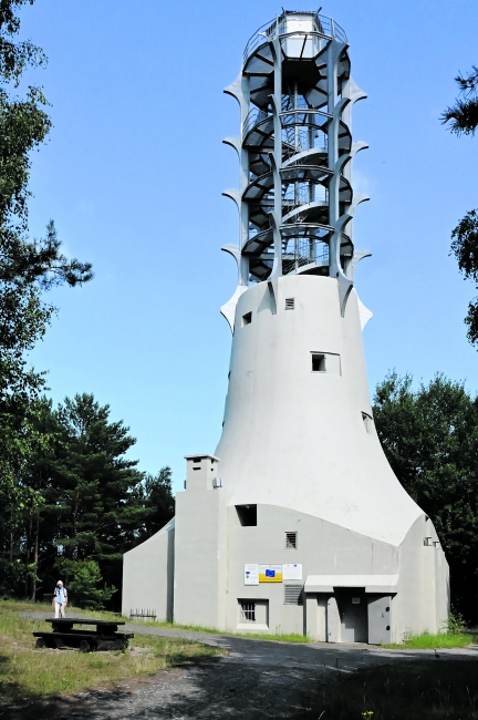 30 Meter hohe „Glocke“: Der futuristisch wirkende obere Teil wurde nach dem Krieg modernisiert