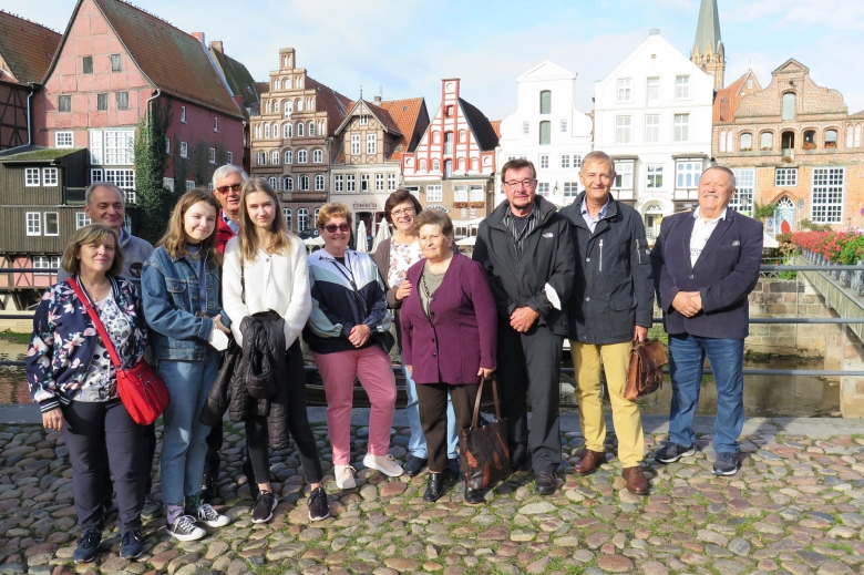 An der Ilmenau: Vorstandsmitglieder mit Gästen aus Osterode