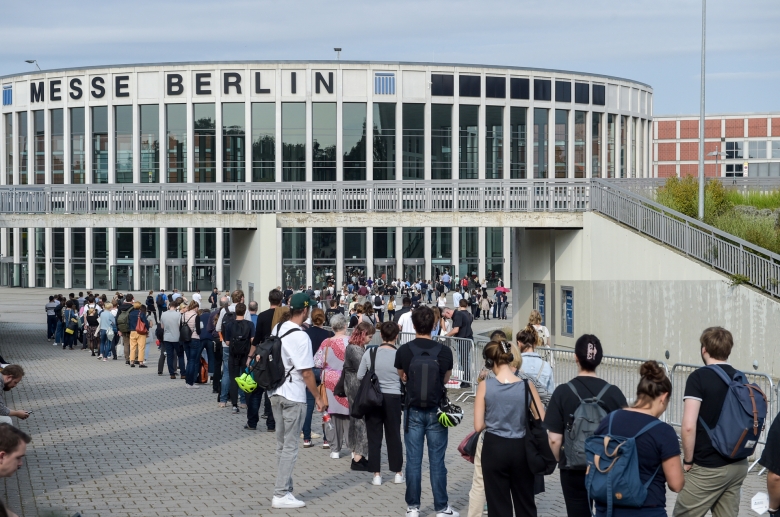 Jüngster Akt des Scheiterns einer Metropole: Das Chaos vom 26. September 2021 in Berlin, als zunächst tausende Bürger vor den Wahllokalen warten mussten und hinterher vielerorts mehr Stimmen gezählt wurden als Wähler registriert waren