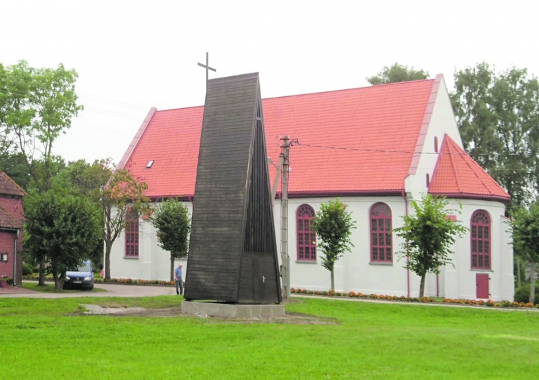Der Glockenturm am neuen Standort: Kirche von Kinten