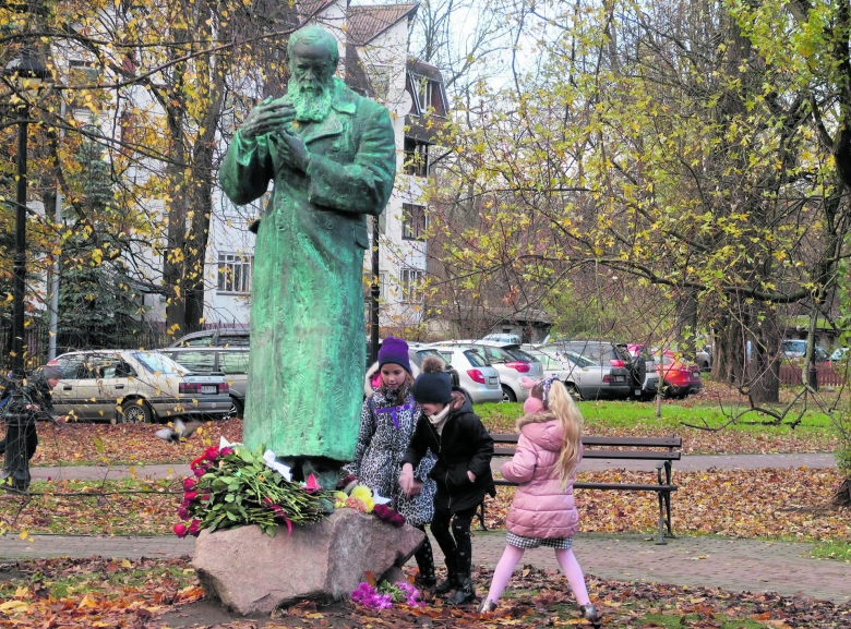 Am Tag der Einweihung: Dostojewskij-Denkmal auf dem nach ihm umbenannten Platz