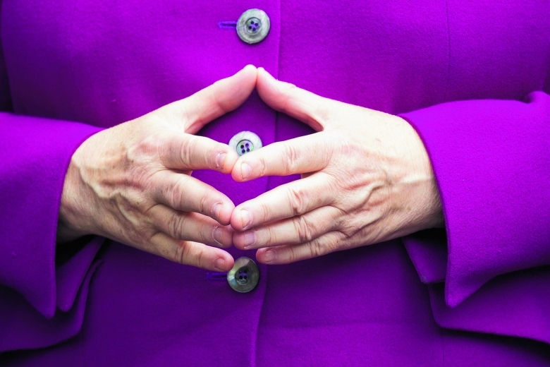 Symbol einer Amtszeit: Die zur Raute geformten Hände der Bundeskanzlerin Angela Merkel 