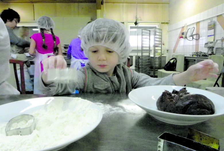 Geschichte „begreifen“: In der oberschlesischen Weihnachtsbäckerei lernen Kinder, wie man Pfefferkuchen herstellt