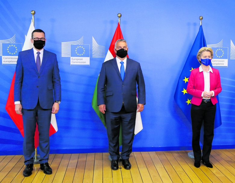 Sinnbild einer tiefen Verstimmung: Die EU-Kommissionspräsidentin Ursula v. der Leyen mit den Ministerpräsidenten Polens und Ungarns, Mateusz Morawiecki (links) und Viktor Orbán