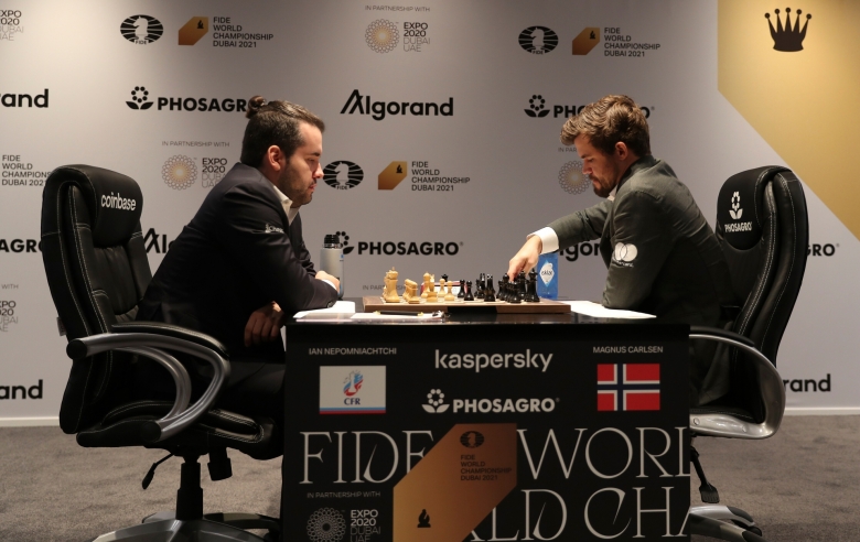 Der Titelverteidiger ist am Zug: Carlsen (r.) will in Dubai seinen WM-Titel gegen Nepomnjaschtschi behaupten