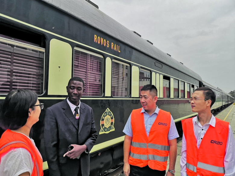 Erfolgreiches chinesisch-afrikanisches Projekt: Omar Capusso (2. v.l.), Leiter des Bahnhofs Lobito, im Gespräch mit Mitarbeitern der China Railway 20th Bureau Group Corporation am 2. August 2019