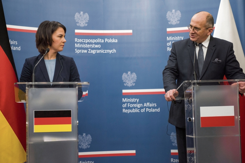 Ankunft in der unbequemen Realpolitik: Die neue Außenministerin Annalena Baerbock während des Antrittsbesuchs bei ihrem polnischen Kollegen Zbigniew Rau 