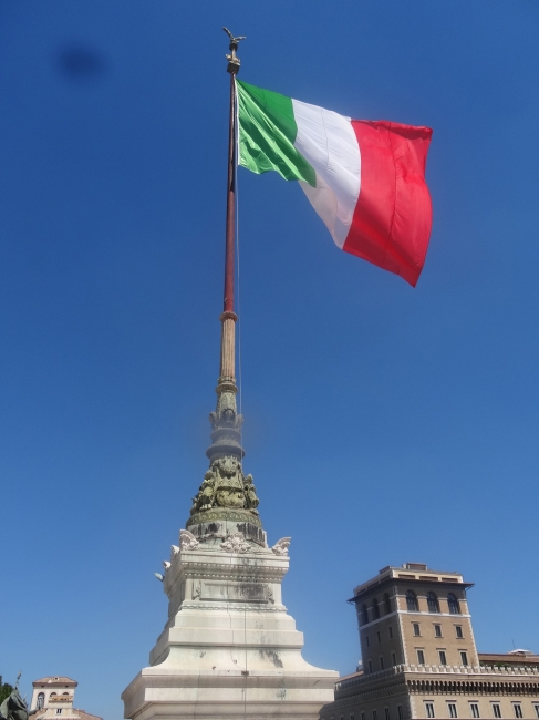 Italiens Nationalflagge am Monumento a Vittorio Emanuele II in Rom