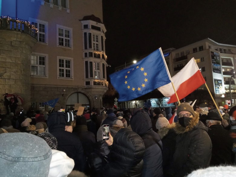 Vor dem Rathaus in Allenstein: Demonstranten mit der polnischen und der EU-Flagge