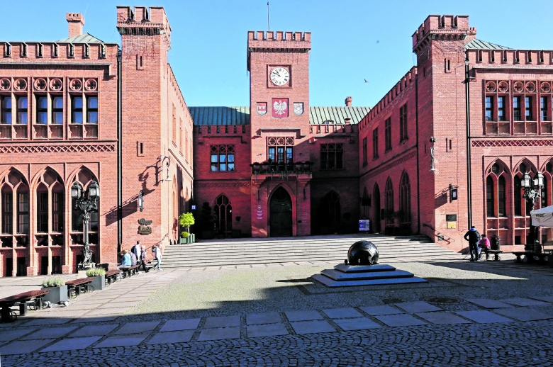 Das Rathaus: 1829 bis 1831 nach einem Entwurf von Karl Friedrich Schinkel erbaut. In dem Innenhof befand sich bis 1945 die Statue Friedrich Wilhelms III.
