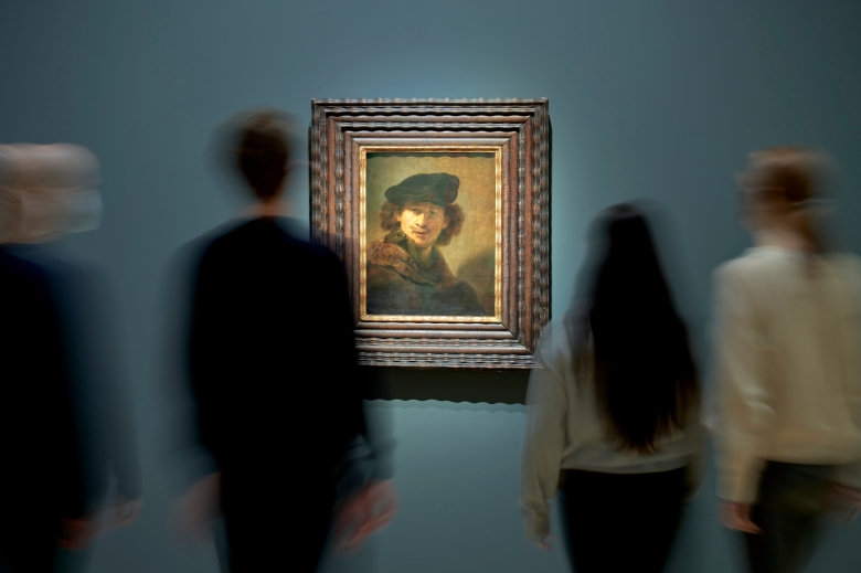 Schaut mich an!: Besucher vor Rembrandts selbstbewusstem „Selbstbildnis mit Samtbarett und einem Mantel mit Pelzkragen“, 1634