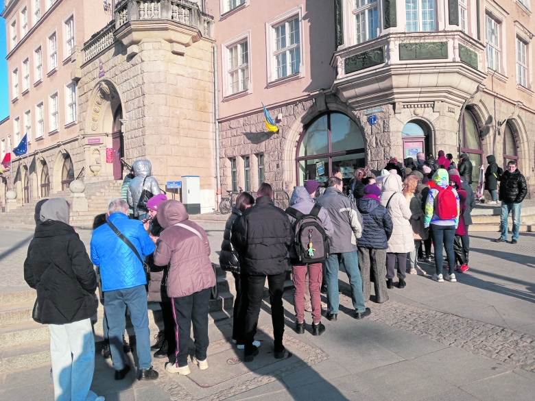 Allensteiner Rathaus: Ukrainische Flüchtlinge stehen für den Erwerb der PESEL-Nummer an