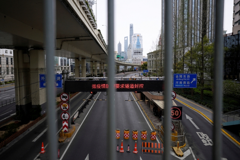 Stadt hinter Gittern: Während des Lockdowns sind in Schanghai sonst viel befahrene Straßen abgeriegelt