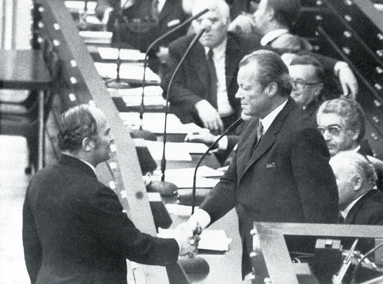 Nach der Abstimmung: Der Verlierer Rainer Batzel gratuliert dem Sieger Willy Brandt (v.l.) 