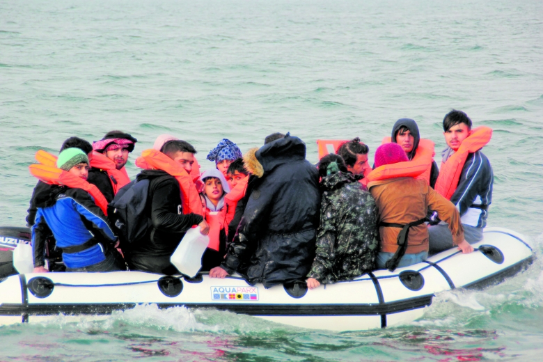Ihre Anzahl will London minimieren: Immigranten auf der Fahrt mit einem seeuntüchtigen Boot über den Ärmelkanal