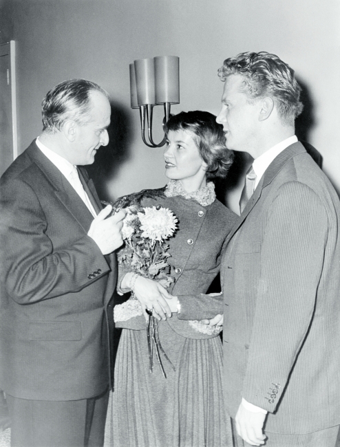 Der Schriftsteller mit den beiden Hauptdarstellern der Verfilmung des Romans „Ich denke oft an Piroschka“, der ihn bekannt machte: Hugo Hartung mit Liselotte (Lilo) Pulver und Gunnar Möller im Jahr 1955 (v.l.)