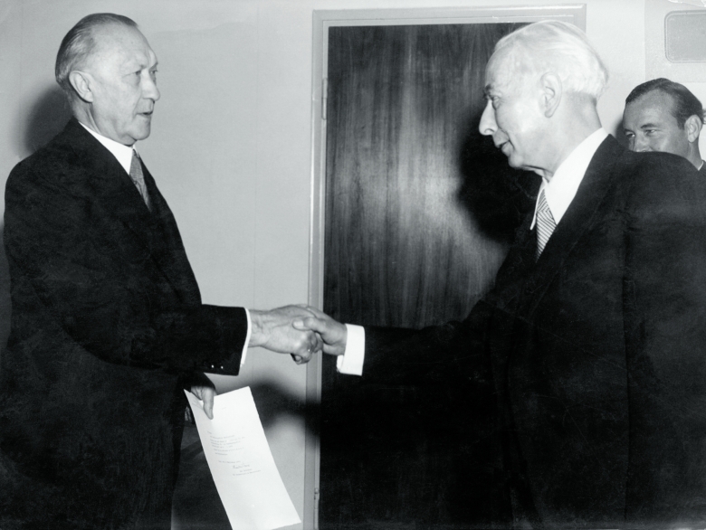 Der Staatschef folgte schließlich der Bitte seines Regierungschefs: Bundespräsident Theodor Heuss und Bundeskanzler Konrad Adenauer (von rechts)
