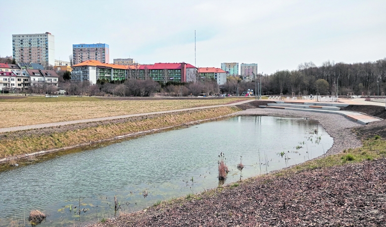 Noch wirkt der neue Park etwas kahl: Rückhaltebecken mit neu angelegten Flächen im Süden Allensteins