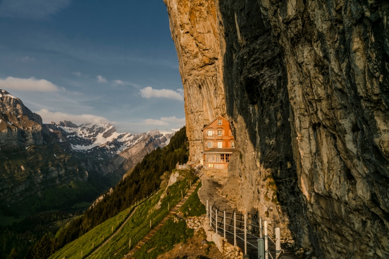 Nah am Abgrund und doch sicher: Das Berggasthaus Aescher-Wildkirchli liegt geschützt an einem Felsüberhang