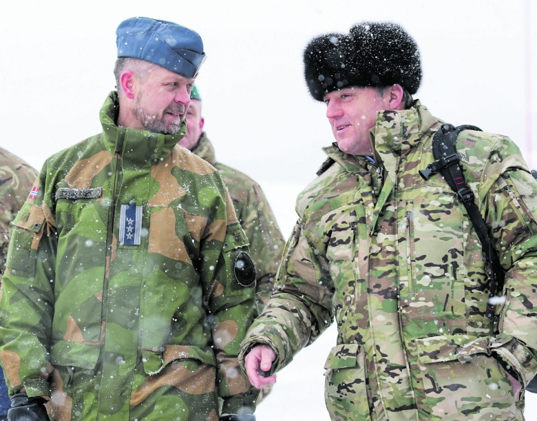 „Präsenz im Hohen Norden ausweiten“: Norwegens Verteidigungsminister Odd Roger Enoksen (links) mit seinem britischen Amtskollegen Ben Wallace beim diesjährigen NATO-Großmanöver am Polarkreis Cold Response