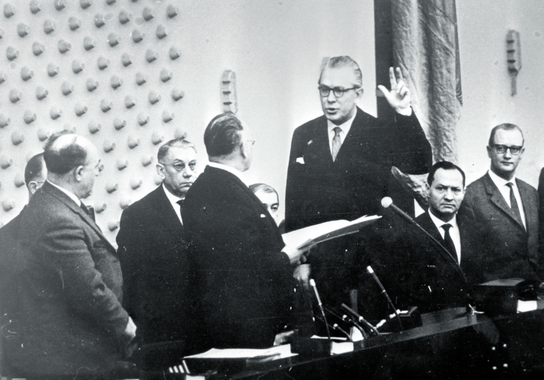 Ließ sich für die verschiedensten Ämter vom Staat in die Pflicht nehmen: Kai-Uwe von Hassel, hier beim Amtseid als Bundesverteidigungsminister 1963 im Bundestag