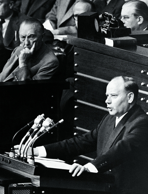 Die Loyalität war eher einseitig: Kanzler Konrad Adenauer (links oben) und sein Minister Theodor Blank (rechts unten)