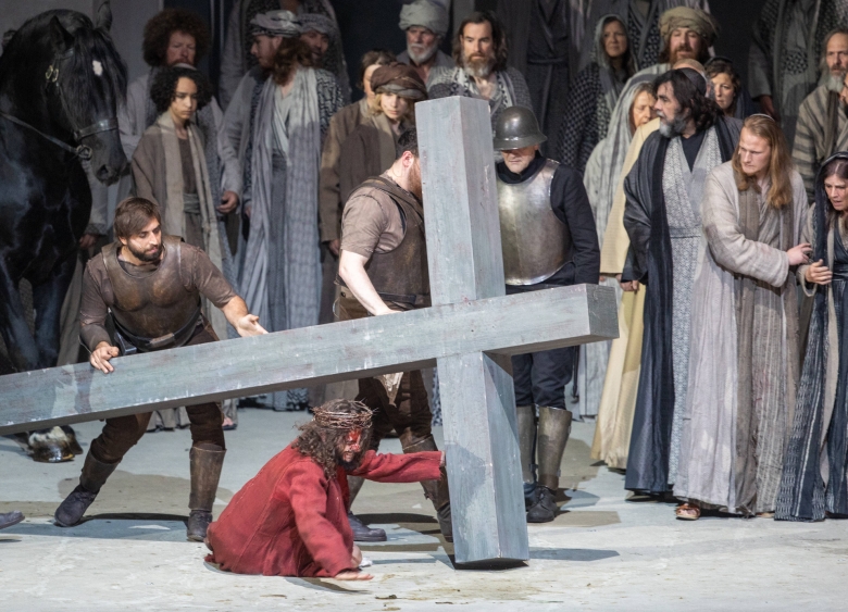 Muss ein schweres Kreuz auf sich nehmen: Jesus (Frederik Mayet) in Christian Stückls Inszenierung