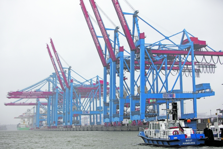 Grenzenloser Welthandel in der Krise: Hochgeklappte Container-Brücken im Hamburger Hafen