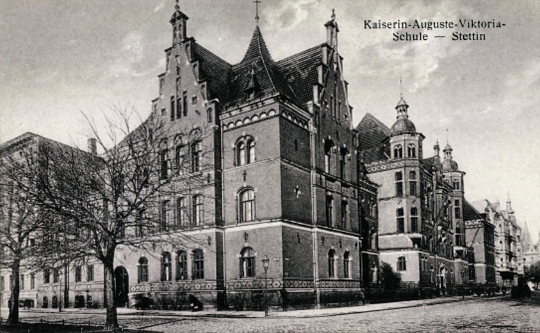 Die Kaiserin-Auguste-Viktoria-Schule, kurz K.A.V., eingeweiht 1894 – das Gebäude wurde im 2. Weltkrieg komplett zerstört