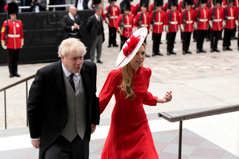 Buhrufe auf dem Weg zur Kirche: Premierminister Boris Johnson mit seiner Frau Carrie am vergangenen Wochenende vor dem Festgottesdienst anlässlich des Thronjubiläums von Königin Elisabeth II.