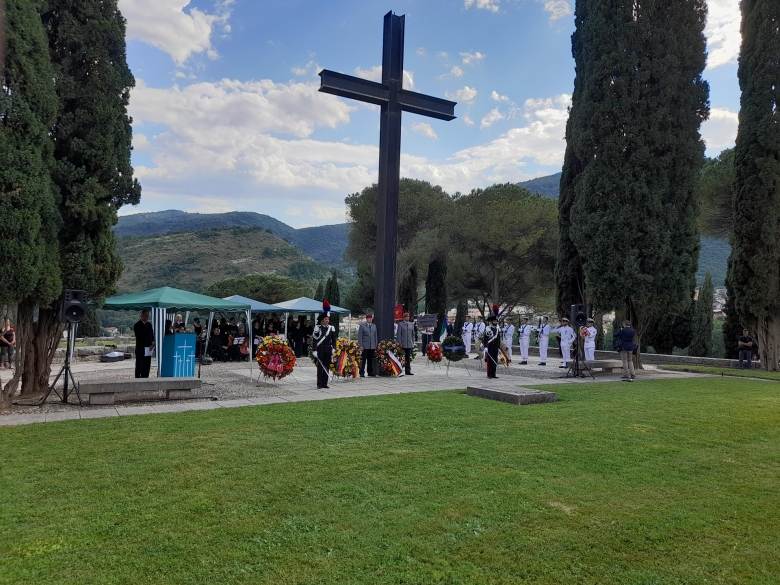Am 18. Mai zu Füßen des elf Meter hohen Kreuzes auf dem Gipfelplateau der Deutschen Kriegsgräberstätte Cassino: Gedenkveranstaltung des Volksbundes zum Jahrestag